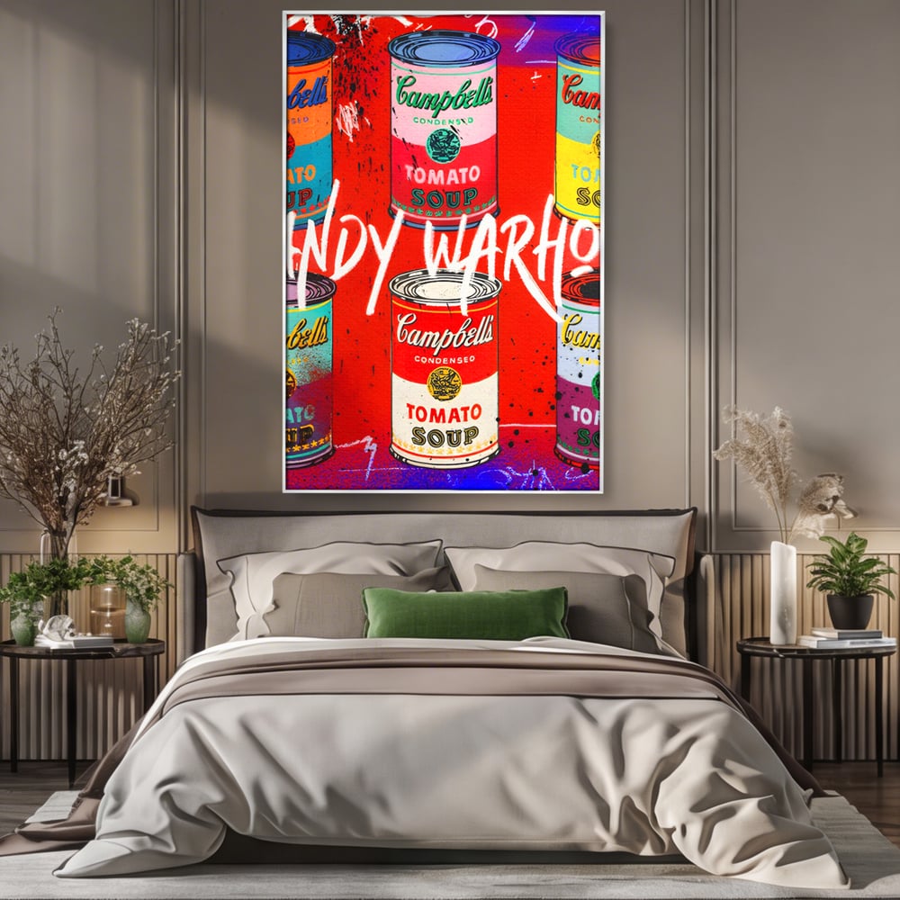 Tablou canvas cu tablou canvas cu cutii de supa, in rama de aluminiu argintiu, pe perete intr-un dormitor